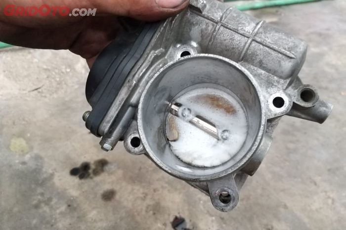 Kotoran hitam pada bagian throttle body hilang setelah di semprot cairan cleaner