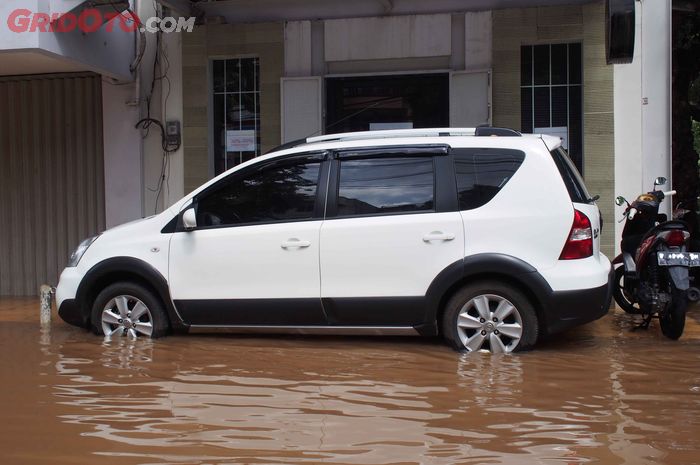 Ilustrasi mobil terjebak banjir saat parkir