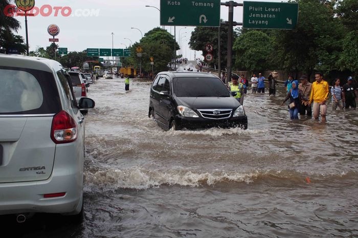 Ilustrasi mobil menerjang banjir