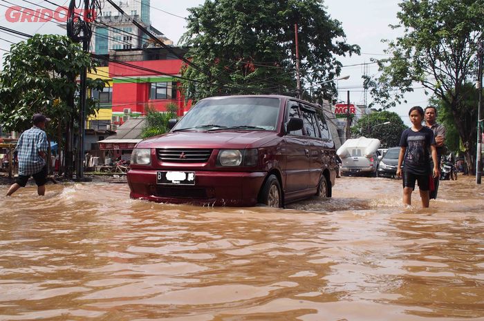 Ilustrasi mobil menerjang banjir di Jakarta