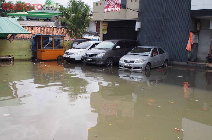 Ilustrasi mobil terjebak banjir saat parkir