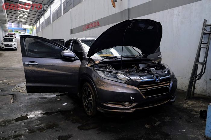 Sebuah Honda HR-V yang terkena banjir sedang dalam penanganan bengkel dealer Honda.