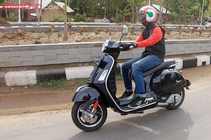 Ilustrasi Vespa GTS Super 150