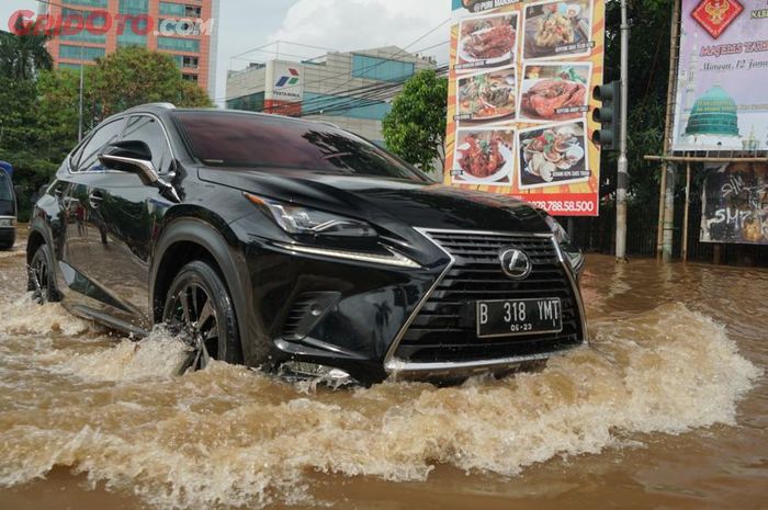 Ilustrasi mobil menerjang banjir di Jakarta pada awal Januari 2020