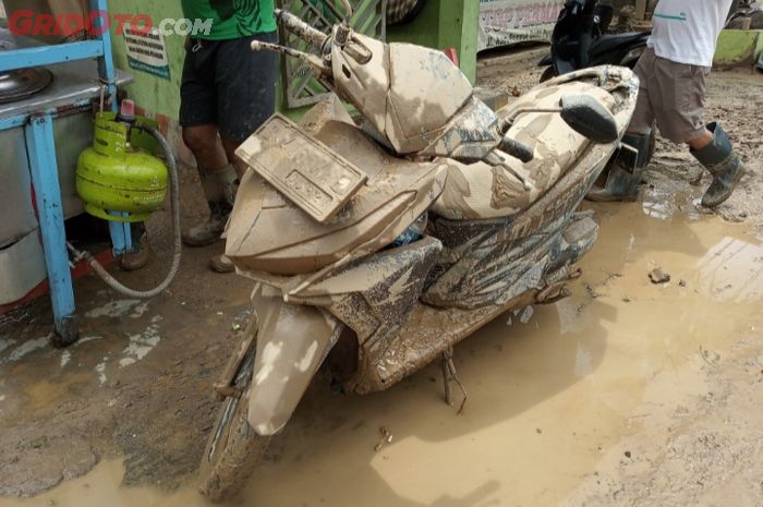 Honda Vario 150 berlumuran lumpur 