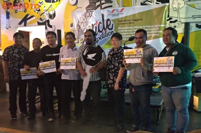 Deretan pemenang dan runner up Article Competition 2019 bersama direksi PT Wahana Artha Group.