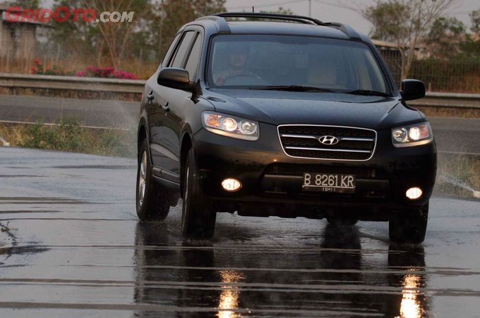 Mobil basah habis dipakai hujan tidak segera dibersihkan, ini dampaknya.