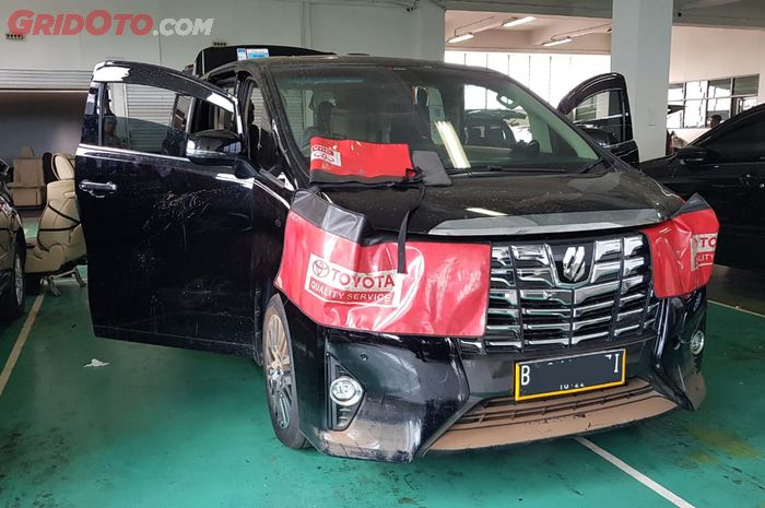 Toyota Alphard yang Sedang Dilakukan Perbaikan Pasca Banjir di Jakarta.