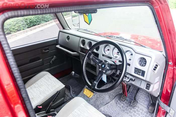 Interior mewah Suzuki Katana dimodif bergaya Jimny JB32