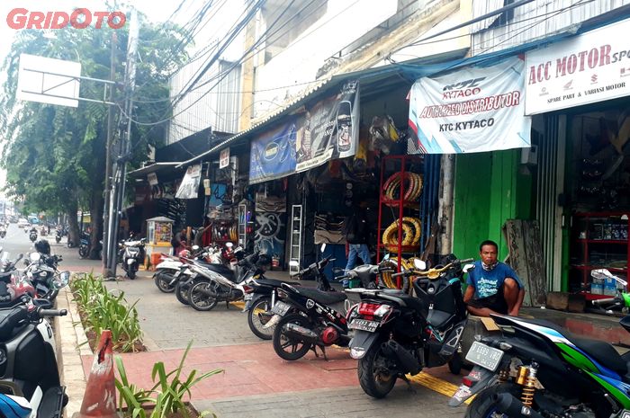 Pusat onderdil motor di Jalan Otista, Jakarta Timur