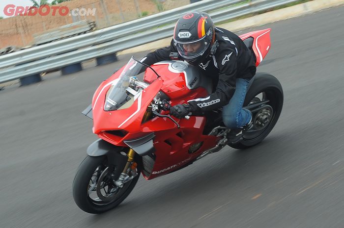 Test Ride Ducati V4R