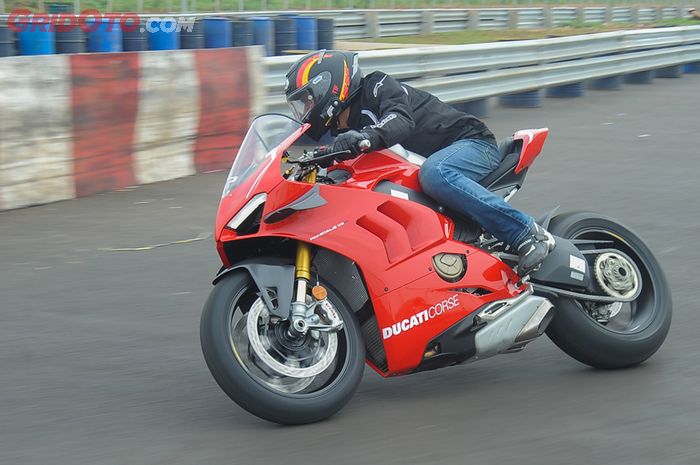 Test Ride Ducati V4R