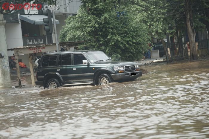 Ilustrasi Mobil melewati banjir