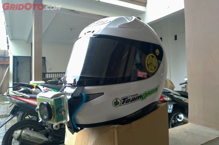 Ilustrasi helm yang sudah dipasang action cam.