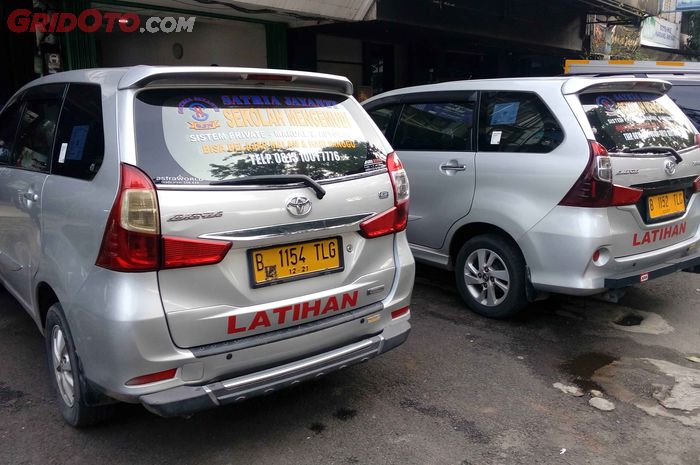 Mobil latihan kursus mengemudi