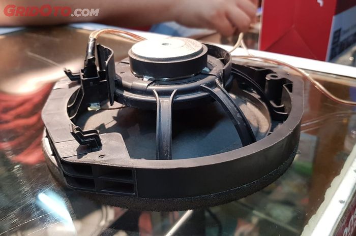 ILUSTRASI. Basket atau Rangka Speaker Audio Mobil