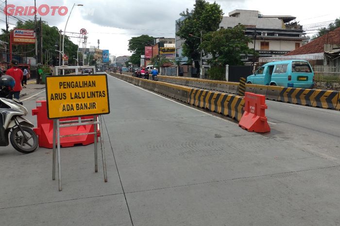 Rambu pengalihan lalu lintas akibat banjir di Jalan Jatinegara Barat, Jakarta Timur 