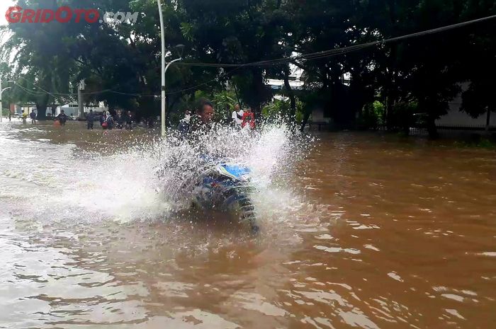 Suzuki GSX yang menerjang banjir di Cempaka Putih