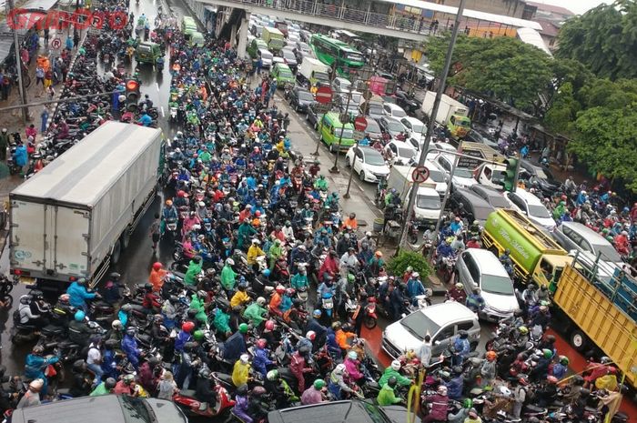 Perempatan Cengkareng, Jakarta Barat macet total