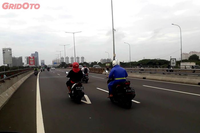 Motor masuk tol di wilayah Cempaka Putih, Jakarta Pusat, Selasa (25/2/2020).