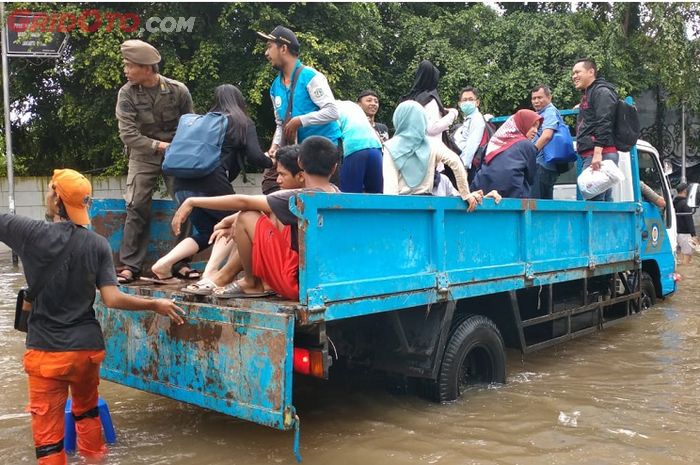 Truk Satpol PP Jakarta Barat difungsikan membantu warga