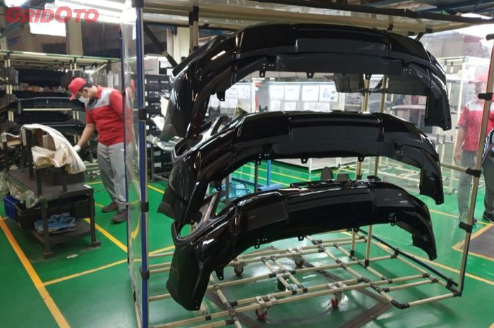 Proses produksi body kit TRD di pabrik yang berlokasi di Cikarang, Jawa Barat.