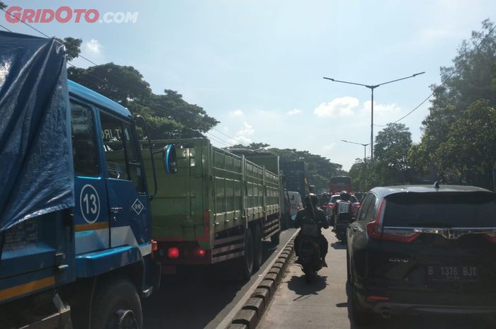 Terjadi kemacetan yang cukup parah akibat perbaikan jalan amblas di KM 19 Daan Mogot.