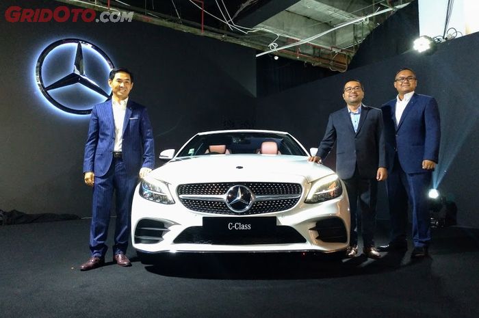 Choi Duk Jun selaku Presiden Direktur PT MBDI (kiri), Kariyanto Hardjosoemarto selaku Deputy Director Sales Operation &amp; Product Management PT MBDI (tengah), dan Hari Arifianto selaku Deputy Director Marketing Communication (kanan) berpose di depan C-Class Coupe, mobil baru yang mereka luncurkan siang tadi (12/3/2020).