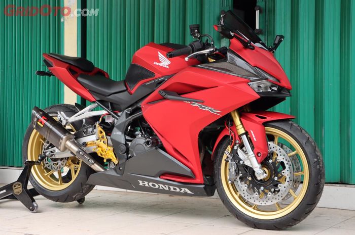 Honda CBR 250 RR modifikasi kaki lebar dan double disc.