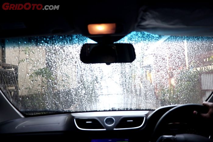Kenali penyebab air Hujan sulit hilang di kaca mobil yang bikin buram