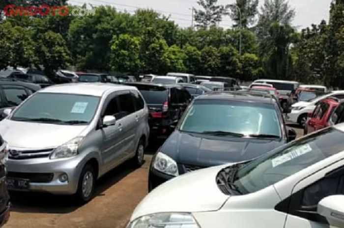 Deretan Mobil yang akan dilelang