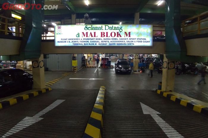 Suasana di pusat onderdil mobil Mall Blok M tampak lengang.