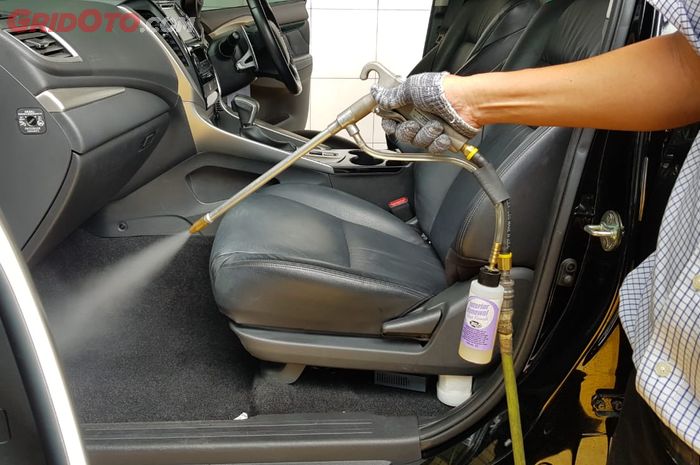 Proses Semprot Disinfektan di Kabin Mobil untuk Cegah Virus Corona
