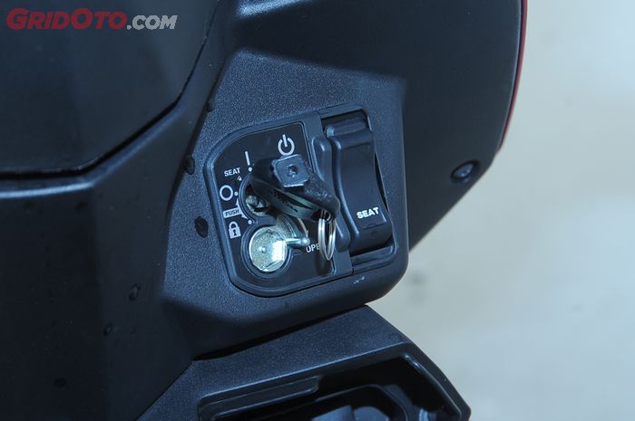 Mirip Vario, kini membuka jok Honda All New BeAT cukup tekan tombol