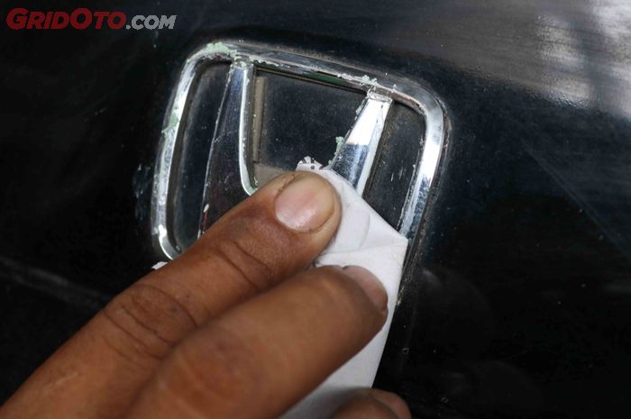 Ilustrasi merawat panel krom