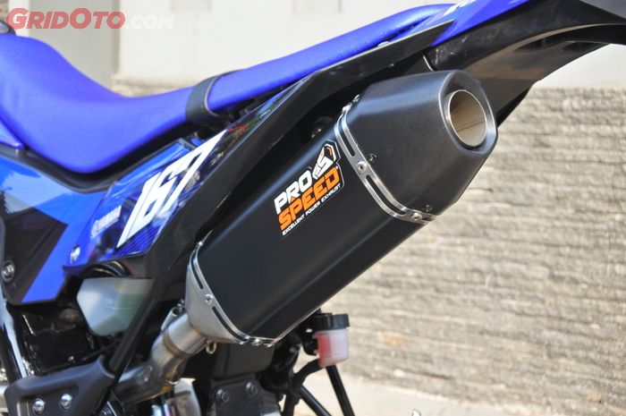 Knalpot Yamaha WR155 pakai ProSpeed. Letaknya di sebelah kiri.