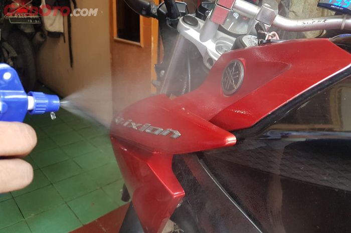 Ilustrasi penyemprotan cairan desinfektan pada motor 