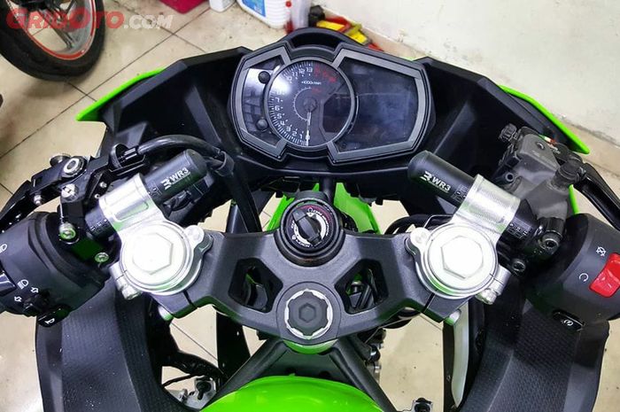 Pakai stang clip on WR3 di Ninja 250 FI, bikin posisi riding lebih sporty.