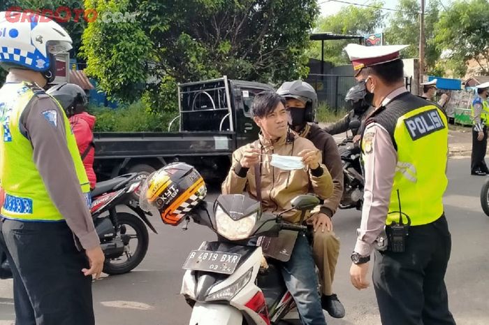 Petugas melakukan imbauan untuk menggunakan masker