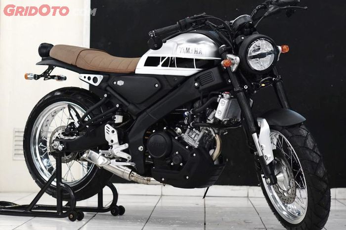 Yamaha XSR155 garapan Speedking Garage, tampil dengan knalpot underbelly.