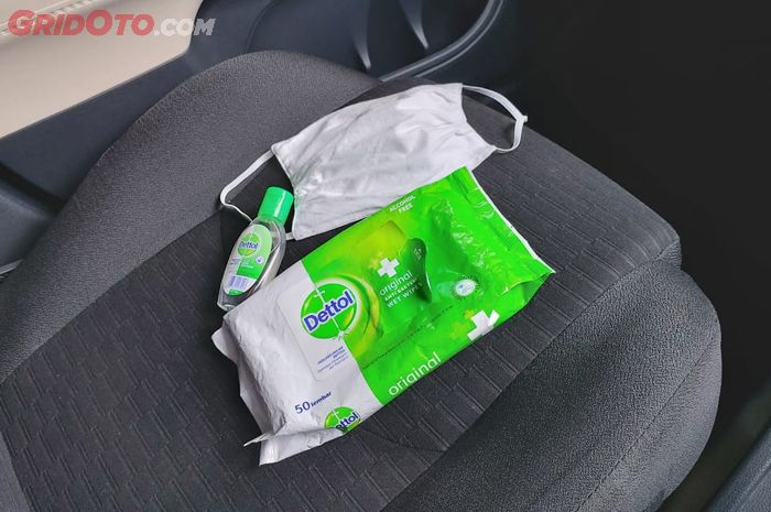 Ilustrasi hand sanitizer, tisu, dan masker di mobil