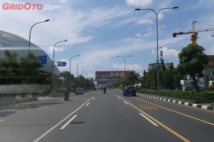 Suasana Jl. Ahmad Yani pada hari ke-2 penerapan PSBB di Kota Bekasi (16/4/2020)