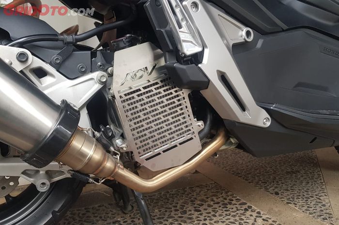 Cover radiator Honda ADV150 Thailand terpasang di versi lokal