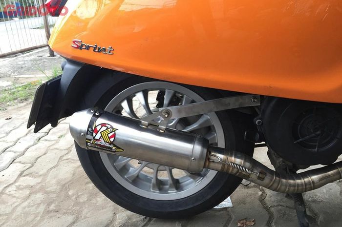 Knalpot aftermarket Kawahara untuk Vespa matic. Ngga bikin kantong jebol.