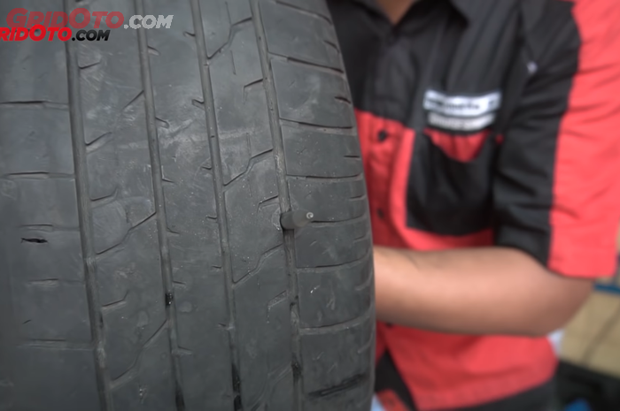 Ilustrasi ban mobil bekas bocor