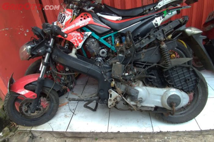 Bangkai motor bermesin matik dengan rangka deltabox ala motor sport di depang bengkel Abah Custom, motor apa ya?