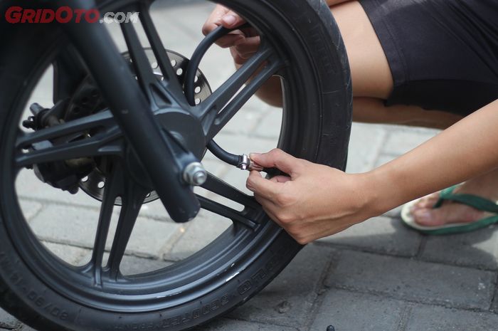 Isi Angin Ban Motor Disarankan Pada Malam Hari, Begini Penjelasannya