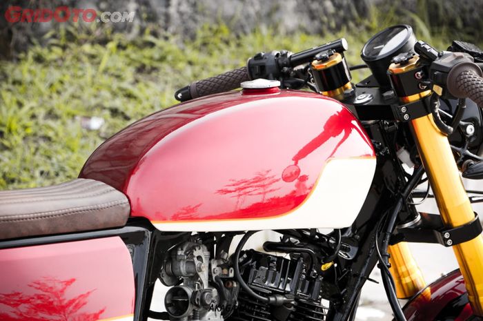 Tangki custom di Honda Tiger caferacer.