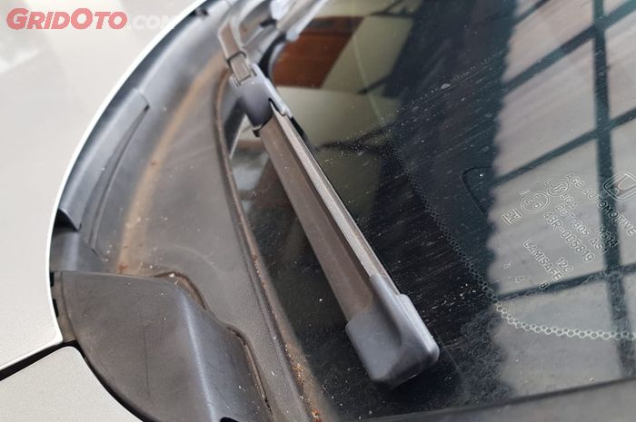 Bilah Wiper Tidak Perlu Diangkat Saat Mobil Jarang Digunakan
