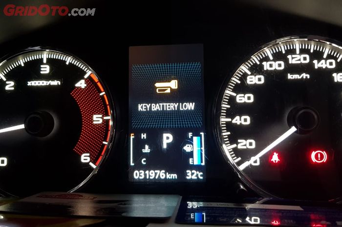 Tampilan Peringatan Key Battery Low di Mitsubishi Pajero Sport Dakar